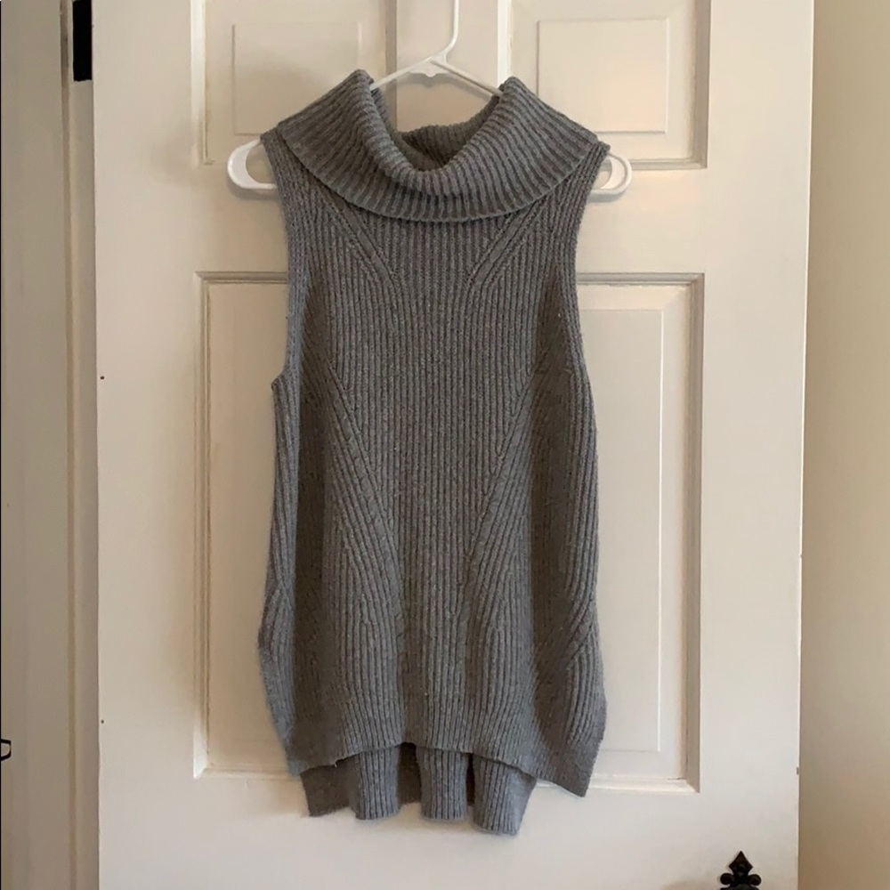 Turtle neck sleeveless sweater